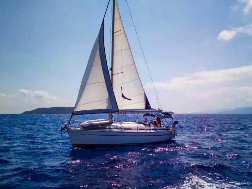 Sailboat Bavaria 33 for charter in Nikiana