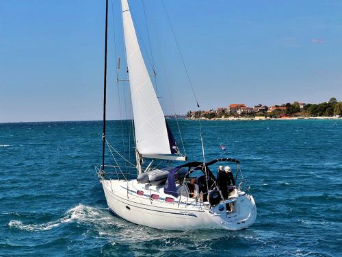 Sailing yacht Bavaria 33 Cruiser for rent in Marina Dalmacija