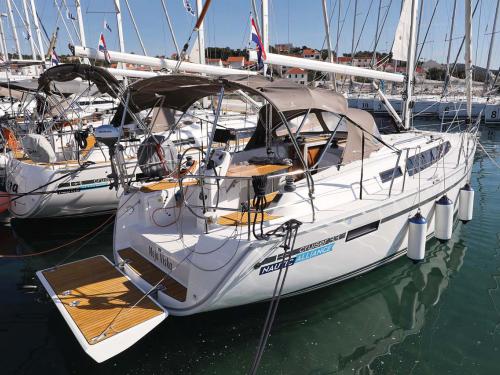 Sailing yacht Bavaria 33 Cruiser available for charter in Marina Hramina