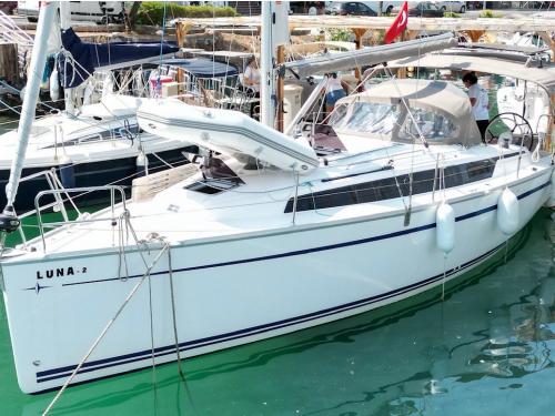 Yacht Bavaria 34 Cruiser available for charter in Yes Marina