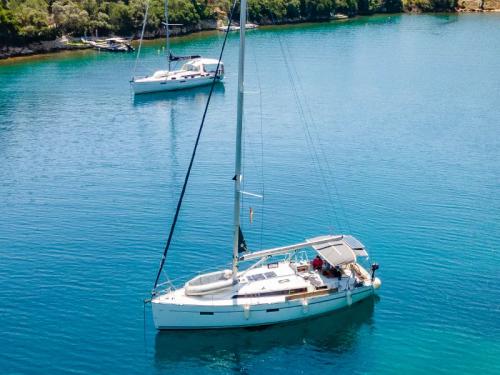 Yacht Bavaria 37 chartern in Nikiana Marina