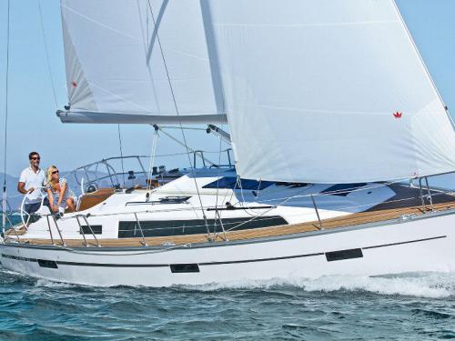 Yacht Bavaria 37 Cruiser available for charter in Pula