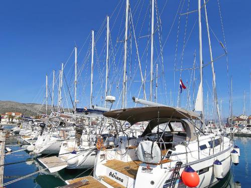 Yacht Bavaria 37 Cruiser for rent in Pula