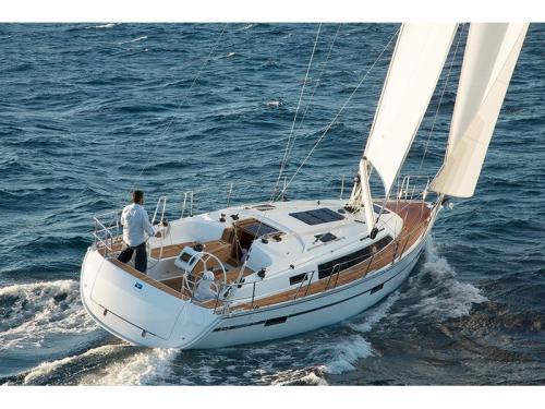 Sailing yacht Bavaria 37 Cruiser for rent in Nea Peramos