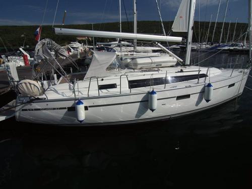 Yacht Bavaria 37 Cruiser available for charter in Marina Punat