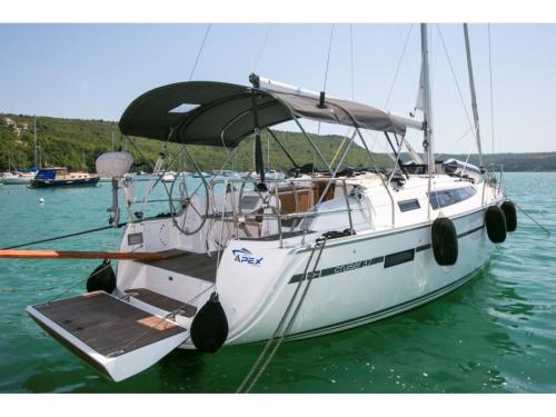 Sailing yacht Bavaria 37 Cruiser available for charter in Trget Harbour