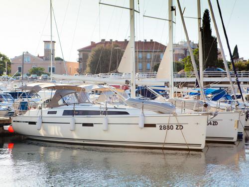 Segelyacht Bavaria 37 Cruiser Yachtcharter in Marina Tankerkomerc