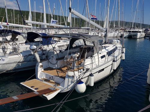 Yacht Bavaria 37 Cruiser chartern in Marina Punat