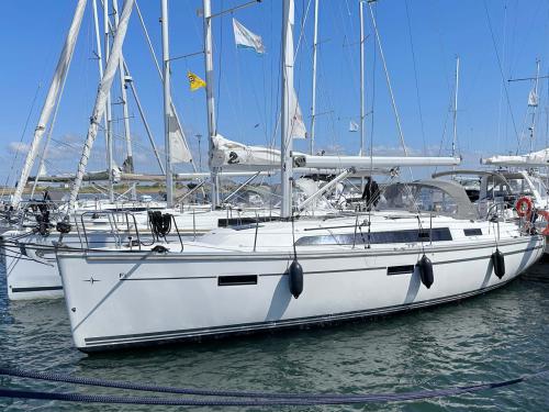 Sailing yacht Bavaria 37 Cruiser for rent in Heiligenhafen