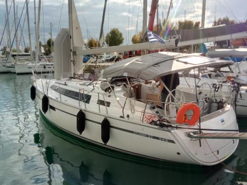 Yacht Bavaria 37 Cruiser for rent in Athens