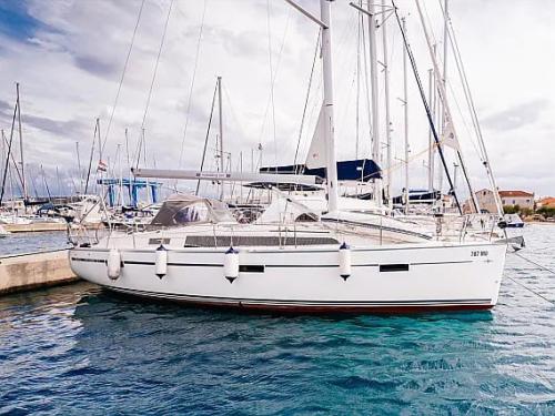 Sailboat Bavaria 37 Cruiser for rent in Betina