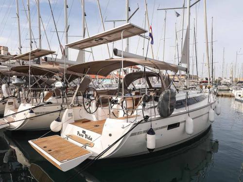 Yacht Bavaria 37 Cruiser chartern in Trogir