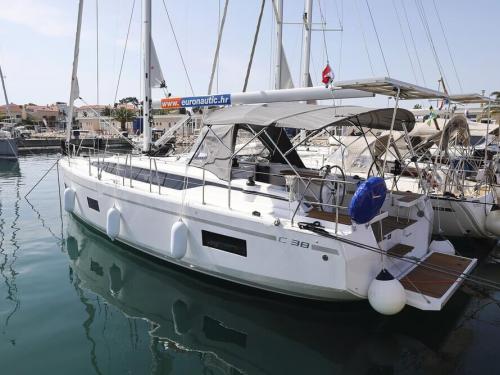 Segelyacht Bavaria 38 Cruiser chartern in Marina Kornati