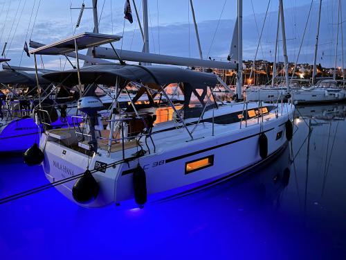 Sailing boat Bavaria 38 Cruiser for rent in Pula