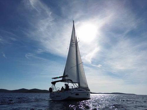 Yacht Bavaria 38 Cruiser for rent in Murter
