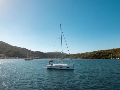 Sailboat Bavaria 38 Cruiser for rent in Fethiye