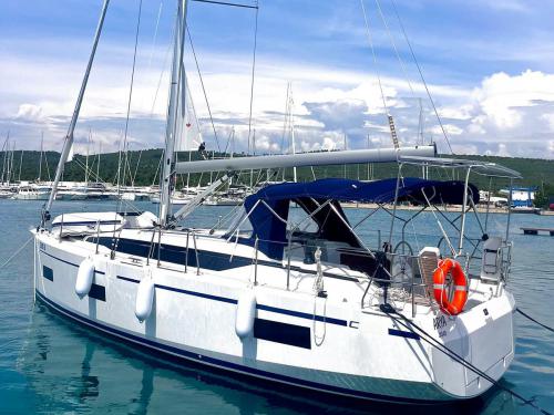 Sailing yacht Bavaria 38 Cruiser for rent in Sukosan Bibinje