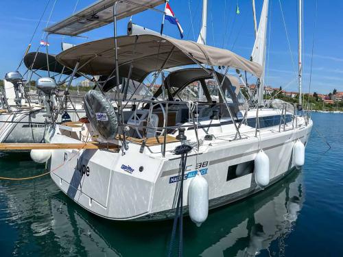 Segelyacht Bavaria 38 Cruiser Yachtcharter in Pula