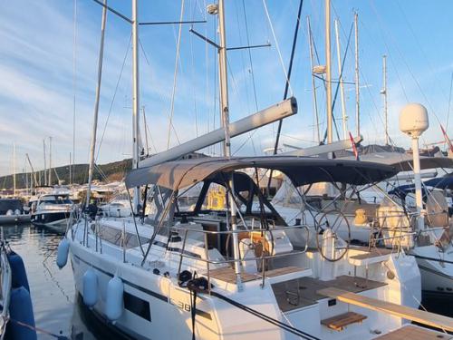 Segelyacht Bavaria 38 Cruiser chartern in Tribunj Segelyacht Bavaria 38 Cruiser chartern in Tribunj