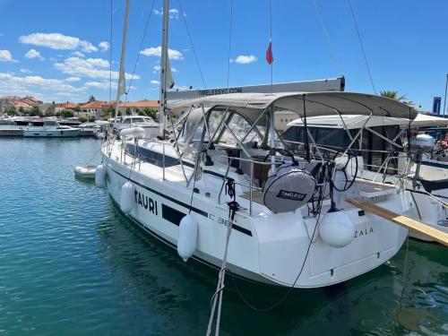 Yacht Bavaria 38 Cruiser Yachtcharter in Biograd na Moru