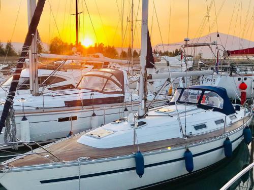 Sailing yacht Bavaria 38 Holiday for charter in Orikum