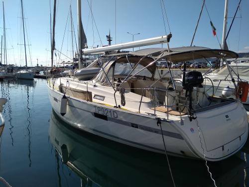 Sailing yacht Bavaria 40 Cruiser available for charter in Volos