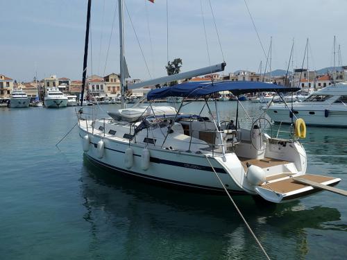 Sailing boat Bavaria 40 Cruiser available for charter in Lavrio