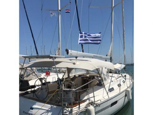 Sailing yacht Bavaria 40 Cruiser for hire in Nikiana Marina