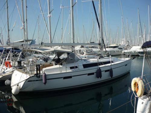 Sailboat Bavaria 41 Cruiser available for charter in Alimos Marina Kalamaki