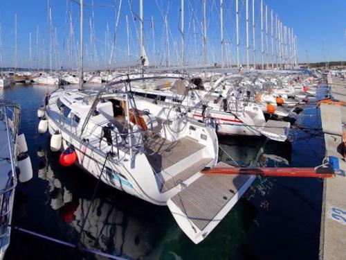 Yacht Bavaria 41 Cruiser chartern in Lavrio