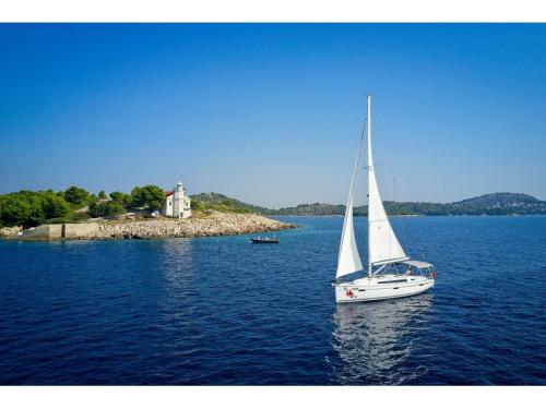Sailing yacht Bavaria 41 Cruiser for hire in Murter