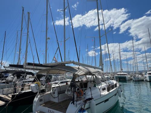 Yacht Bavaria 41 Cruiser for charter in Kastela
