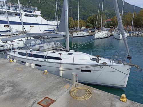 Sailboat Bavaria 41 Cruiser for hire in Sami