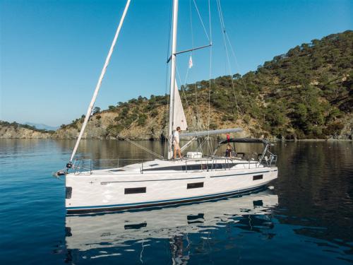 Yacht Bavaria 42 Cruiser for rent in Yes Marina