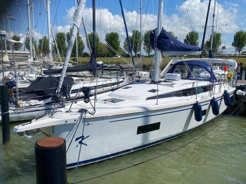 Yacht Bavaria 42 Cruiser for charter in Lelystad