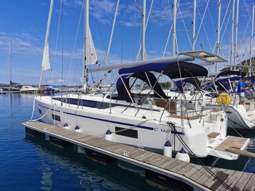 Yacht Bavaria 42 Cruiser for rent in Drage