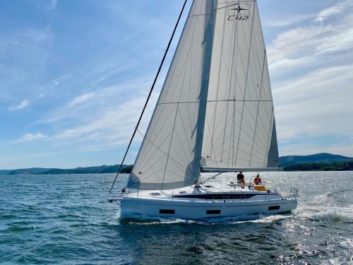 Sailing yacht Bavaria 42 Cruiser available for charter in Tourlos Marina