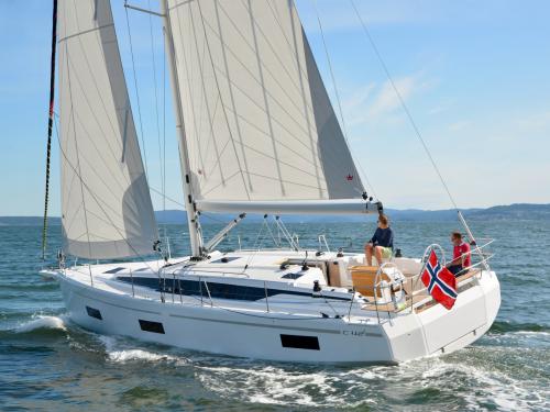Segelboot Bavaria 42 Cruiser Yachtcharter in Skiathos Haupthafen