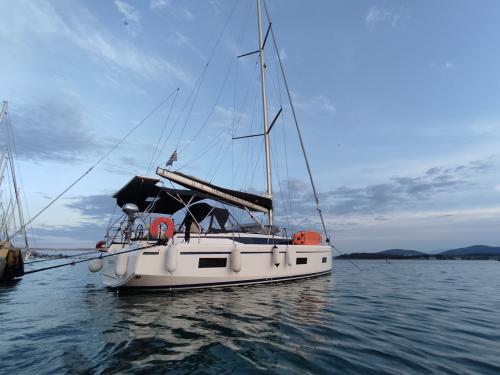 Yacht Bavaria 42 Cruiser for charter in Volos