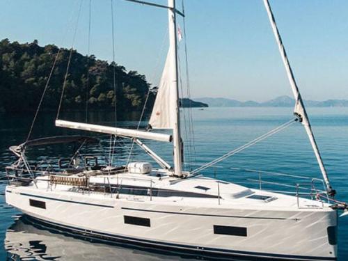Segelyacht Bavaria 42 Cruiser chartern in Athen