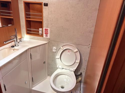 Yacht Bavaria 42 Cruiser available for charter in Athens