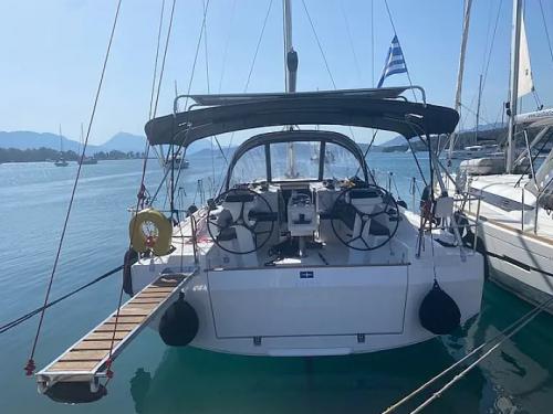 Sailing yacht Bavaria 42 Cruiser for charter in Athens