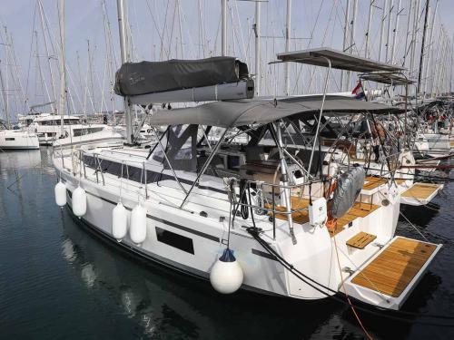 Sailing yacht Bavaria 42 Cruiser for rent in Trogir