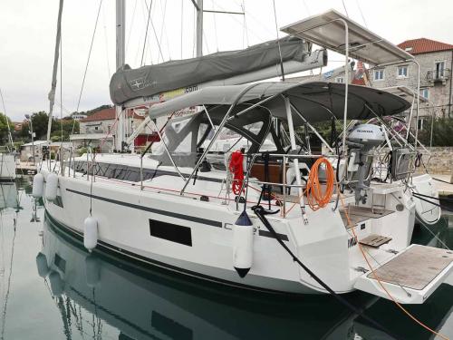 Yacht Bavaria 42 Cruiser chartern in ACI Marina Trogir Yacht Bavaria 42 Cruiser chartern in ACI Marina Trogir