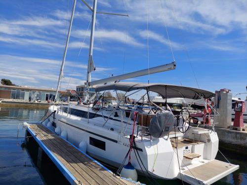 Sailing yacht Bavaria 42 Cruiser for rent in Marina Borik