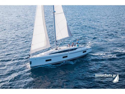 Yacht Bavaria 42 Cruiser available for charter in Lefkas