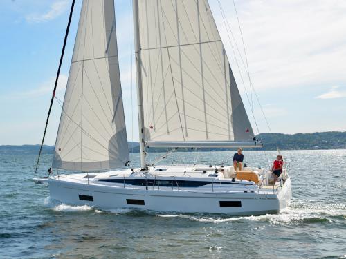 Sailboat Bavaria 42 Cruiser for rent in Cecina Marina