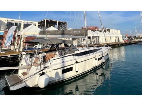Sailboat Bavaria 42 Cruiser for rent in Cecina Marina
