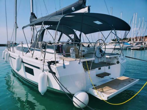 Yacht Bavaria 42 Cruiser for charter in Marina Izola