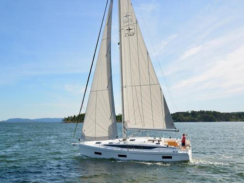 Yacht Bavaria 42 Cruiser for rent in Marina Veruda